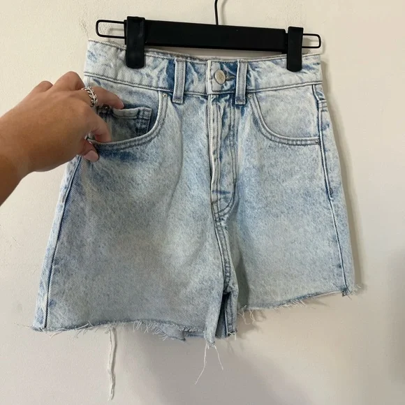ZARA Acid Light Wash Super High Rise Distressed Hem Denim Shorts Size 0 - Picture 5 of 11